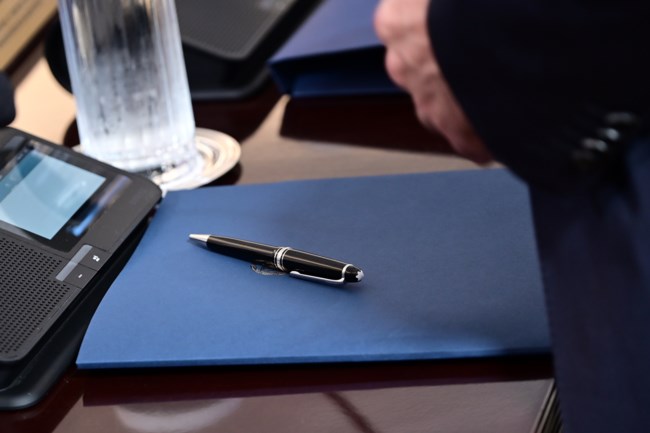Τι περιέχουν οι μπλε φάκελοι που πήραν οι υπουργοί από τον Μητσοτάκη - Ο ρόλος Σκέρτσου και Παπασταύρου