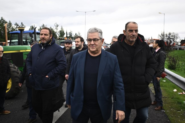 Ο Κουτσούμπας στο μπλόκο της Νίκαιας: "Βαστάτε γερά - Στηρίζουμε τον δίκαιο αγώνα των αγροτών" [εικόνες]