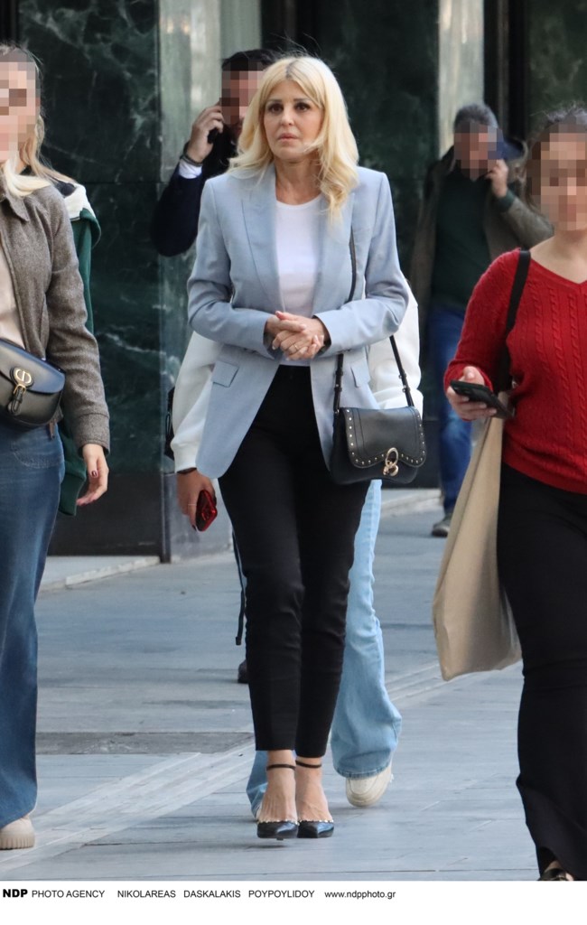 Κομψή στη Βουκουρεστίου η Ελενα Ράπτη: Η crossbody τσάντα με τα τρουκς, οι γόβες και το γαλάζιο σακάκι