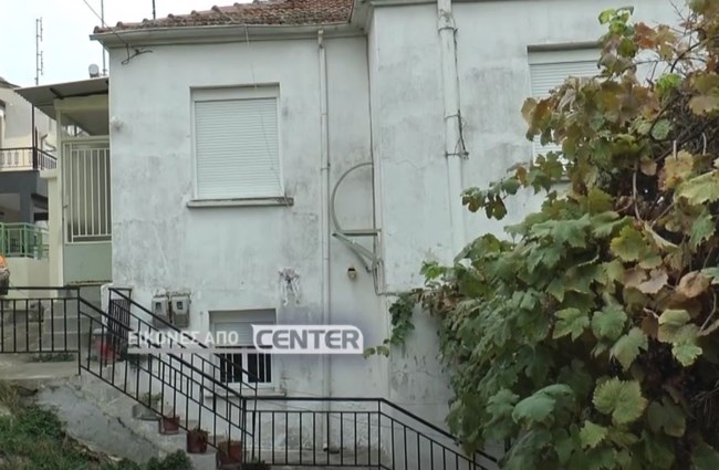 Τραγωδία στην Καβάλα: Συγκλονίζει η μαρτυρία γείτονα για τoν 60χρονο με αναπηρία που έκλαιγε δίπλα στη νεκρή μητέρα του