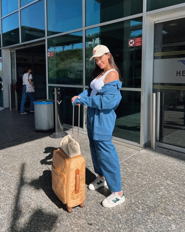 Χριστίνα Μπόμπα: Το άνετο denim travel look της και η κριτική για τα δύο σημαντικά λάθη που επεσήμαναν οι followers της