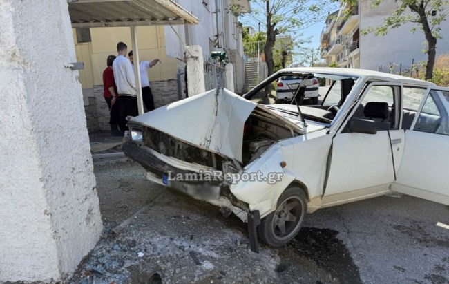 Θήβα: Μεθυσμένος οδηγός καρφώθηκε σε μαντρότοιχο – Τραυματίστηκαν τα παιδιά του [εικόνες - βίντεο]