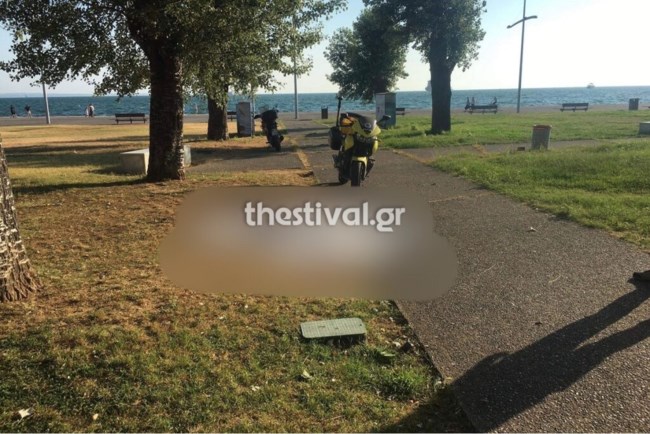 Θρίλερ στη Θεσσαλονίκη: Νεκρός για ώρες άστεγος στα γρασίδια στη Νέα Παραλία