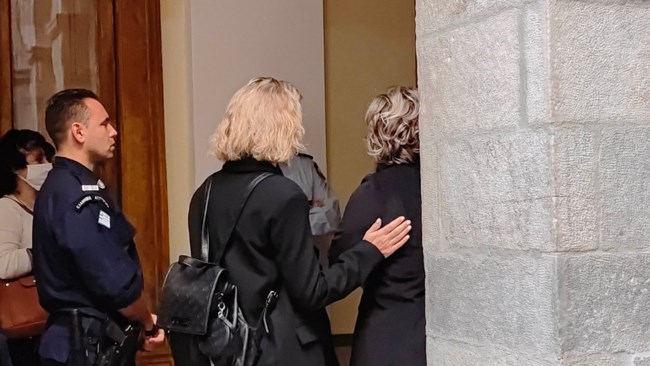Στη Σύρο η δίκη για τη γυναικοκτονία της Γαρυφαλλιάς: "Θέλουμε την παραδειγματική τιμωρία του" [εικόνες - βίντεο]