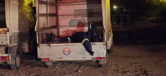 Κατάκοπος πυροσβέστης ξεκουράζεται στην καρότσα αυτοκινήτου στην Πεντέλη