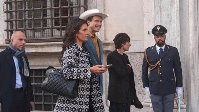 Ο άγνωστος αδερφός του Μασκ: Πήγε στο προεδρικό μέγαρο της Ιταλίας με καουμπόικο καπέλο- Μαζί του η σύζυγος του τενόρου Αντρέα Μποτσέλι