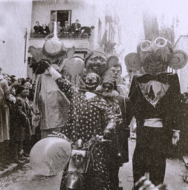 Εύθυμες ιστορίες και ευτράπελα της Αποκριάς των περασμένων αιώνων -Μπαλ μασκέ, ρόπαλα και γαϊτανάκι στην παλιά Αθήνα [εικόνες]