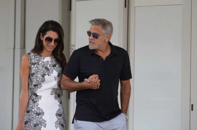 Αμάλ Κλούνεϊ: Μαυρισμένη και λεπτεπίλεπτη με σούπερ μίνι φόρεμα και τον Τζορτζ Κλούνεϊ στη Βενετία