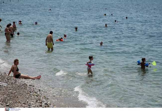 Οι πολίτες ψήφισαν... βουτιές και ξαπλώστρα: Γεμάτες οι παραλίες ανήμερα των εκλογών [εικόνες-βίντεο]