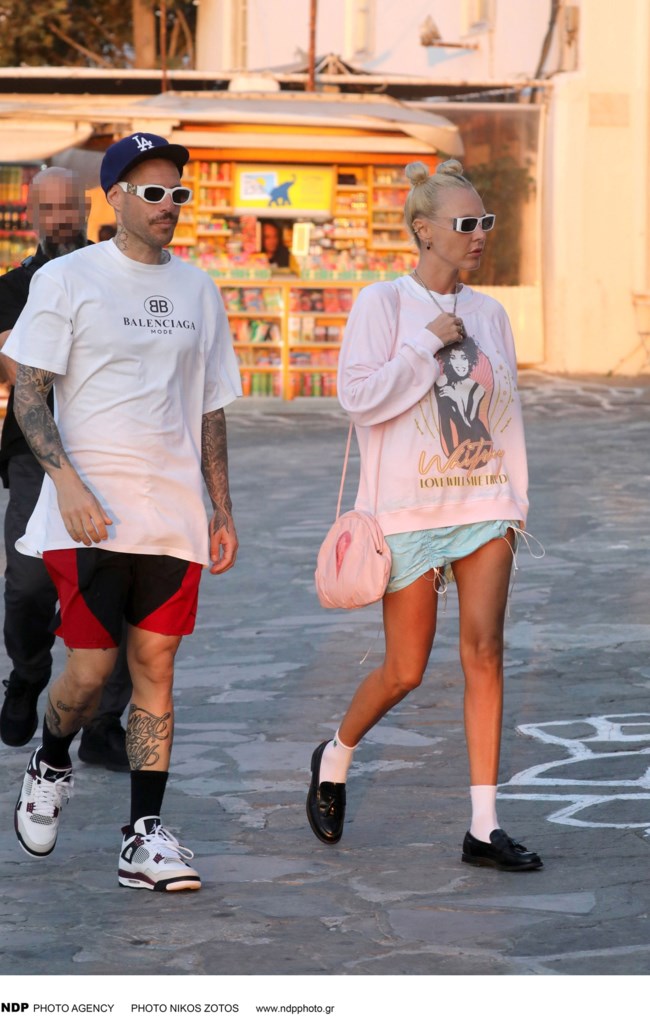 Τάμτα: Πώς συνδύασε τα μαύρα μοκασίνια με το καλοκαιρινό της ντύσιμο - Το μεταβατικό look