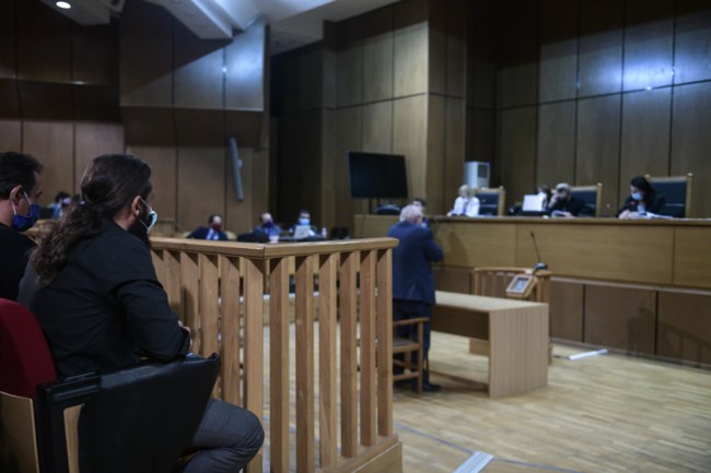 Δίκη Χ.Α.: Φαρμακερή ατάκα Λεπενιώτη σε Μπαρμπαρούση - "Κατηγορούμενος επί 5,5 χρόνια και σας βλέπουμε σήμερα"