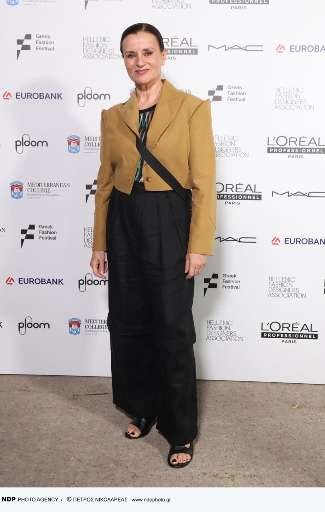 H Καρυοφυλλιά Καραμπέτη σε μία fashion εμφάνιση - Στη διήμερη γιορτή της ελληνικής μόδας