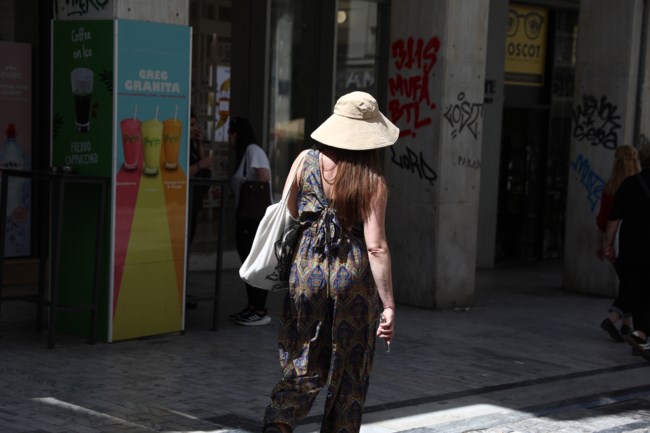 Καιρός: Ερχεται αφρικανικός αντικυκλώνας και υποχωρεί σταδιακά η σκόνη - Πού θα βρέξει σήμερα