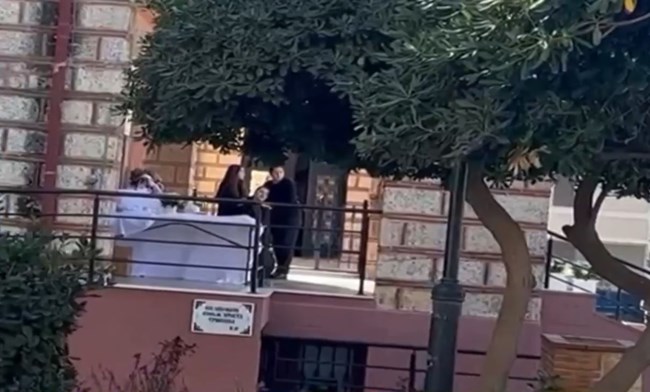 Νέα Πέραμος: Θρήνος στην κηδεία του 27χρονου που δολοφονήθηκε με 10 σφαίρες - Δεν άντεξε η μητέρα του και κατέρρευσε