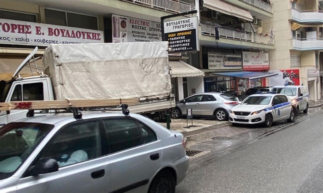 Καβάλα: Φορτηγό έπειτα από ''τρελή'' πορεία έπεσε πάνω σε περιπολικό και μετά σε κατάστημα [εικόνες]