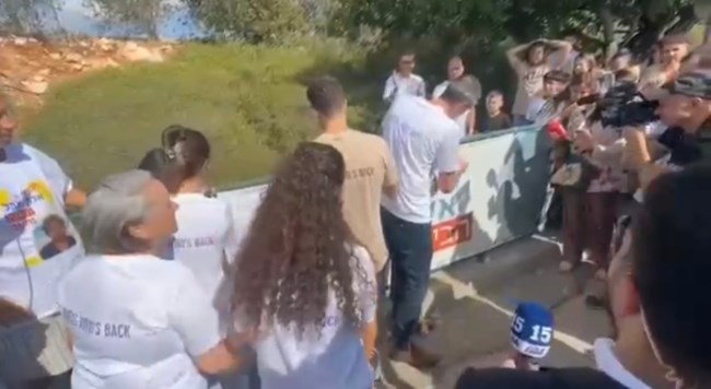 Στιγμή λύτρωσης: Συγγενείς και φίλοι ομήροι κατεβάζουν το πανό στην πόλη του που εδώ και 2 χρόνια ζητούσε την απελευθέρωσή του