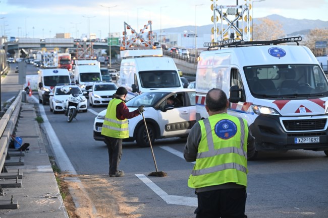 Νεκρός ο ένας οδηγός από τη σύγκρουση φορτηγών στον Κηφισό - Πολύωρο χάος με μποτιλιάρισμα χιλιομέτρων