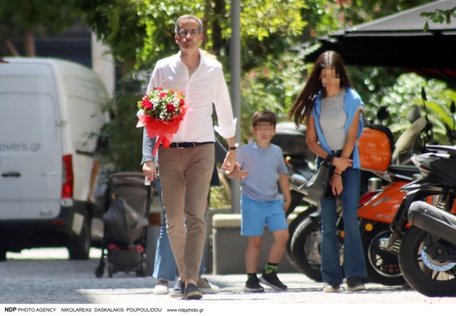 Δανάη Μπακογιάννη: Η 14χρονη μελαχρινή κόρη του Κώστα Μπακογιάννη στο κέντρο με τον πατέρα της και τη Σία Κοσιώνη