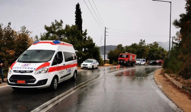 Κακοκαιρία EVA: Αυτοκίνητο έπεσε σε χαράδρα στον Κέδρο Σάμου - 4 τραυματίες [εικόνες, βίντεο]
