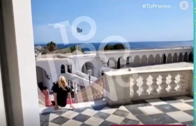Έλενα Πολυχρονοπούλου: Γονυπετής στην Τήνο για να εκπληρώσει το τάμα της, μετά την αποφυλάκιση