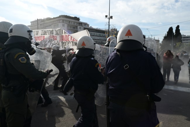 Ενταση στο μνημείο του Άγνωστου Στρατιώτη στο συλλαλητήριο μαθητών και φοιτητών [εικόνες]