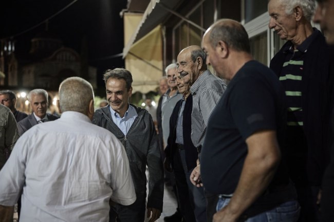 Μητσοτάκης και Σακελλαροπούλου δείπνησαν στην πλατεία της Δαδιάς παρέα με κατοίκους [εικόνες]