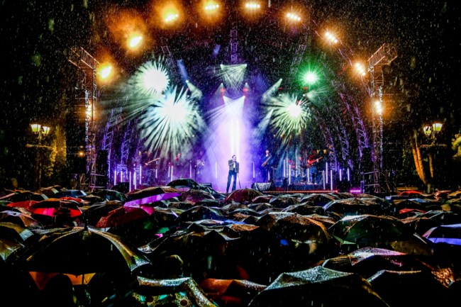 Φωταγωγήθηκε το χριστουγεννιάτικο δέντρο στο Σύνταγμα - Η καταιγίδα δεν πτόησε τους Αθηναίους [εικόνες - βίντεο]