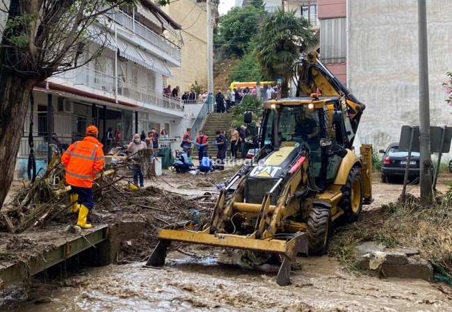 Θεσσαλονίκη: Νεκρός άνδρας μετά τη σφοδρή καταιγίδα - Το όχημά του παρασύρθηκε από χείμαρρο [βίντεο]
