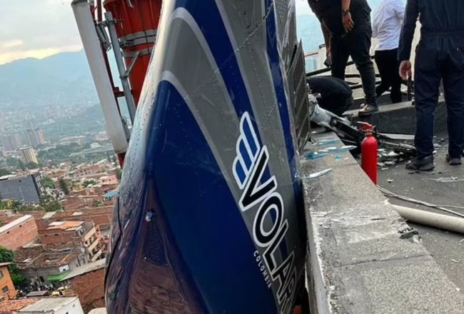 Κολομβία: Ελικόπτερο με 6 επιβαίνοντες "κρεμάστηκε" από ταράτσα κτιρίου [εικόνες - βίντεο]