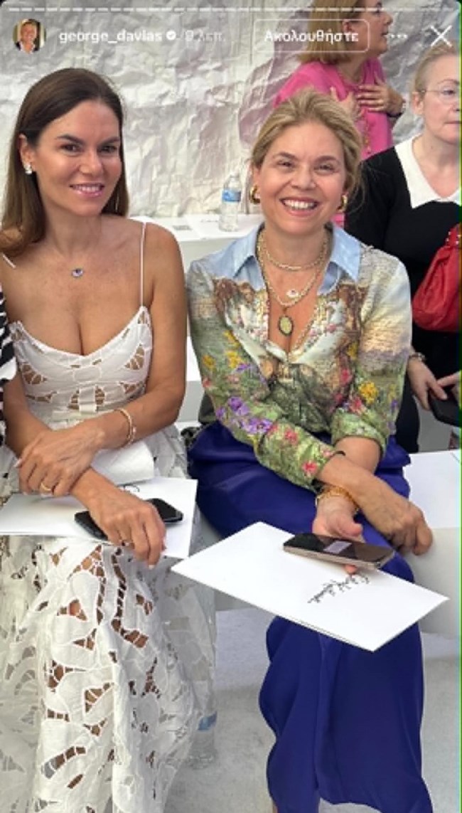 Η Μιράντα Πατέρα με λευκή δημιουργία στο front row της επίδειξης μόδας της Σήλιας Κριθαριώτη