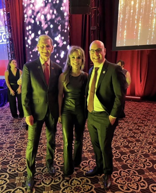 ΗΠΑ: Σάλος στο Πανεπιστήμιο του Οχάιο – Παραίτηση του προέδρου λόγω "ανάρμοστης σχέσης" με Ελληνίδα podcaster