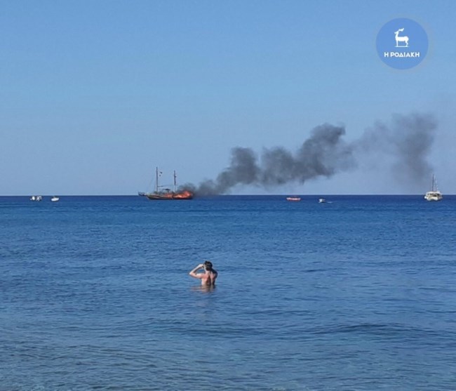 Συναγερμός στη Ρόδο: Φωτιά σε σκάφος κοντά στην παραλία Στεγνών- Οι επιβάτες έπεσαν στη θάλασσα