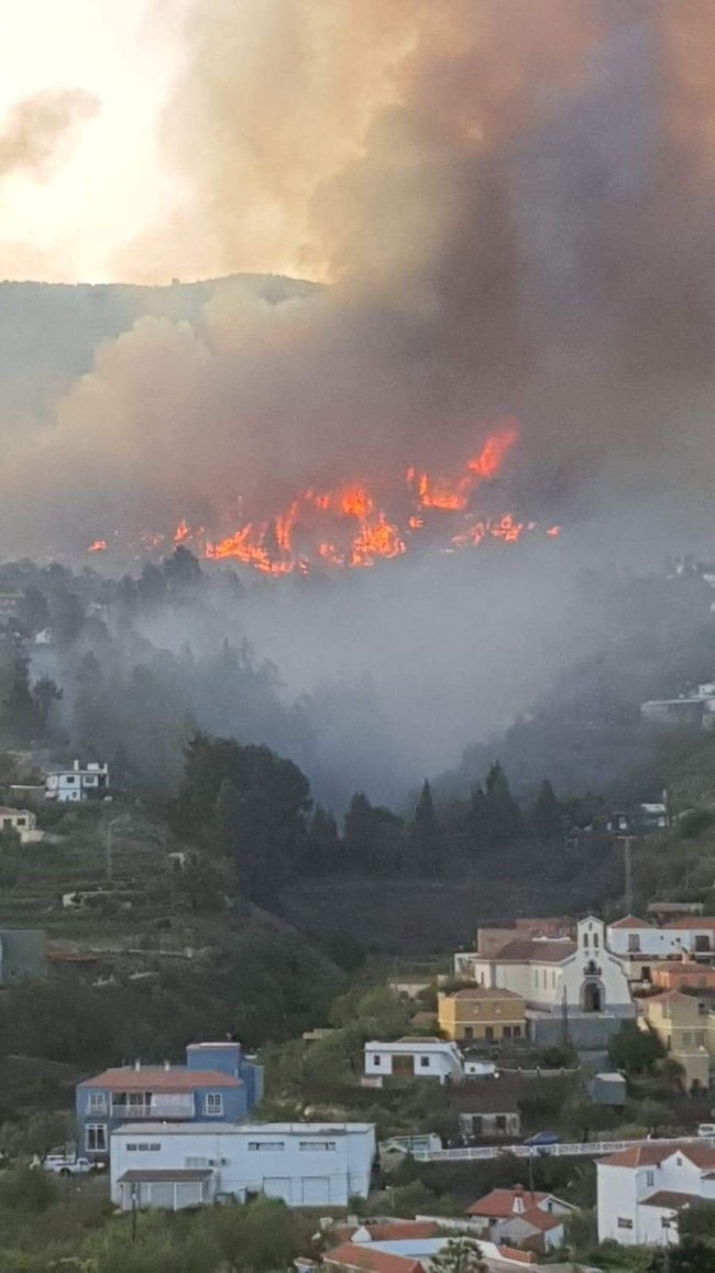 Μεγάλη δασική πυρκαγιά στην Ισπανία: Απομακρύνονται οι κάτοικοι από το νησί Λα Πάλμα [εικόνες]