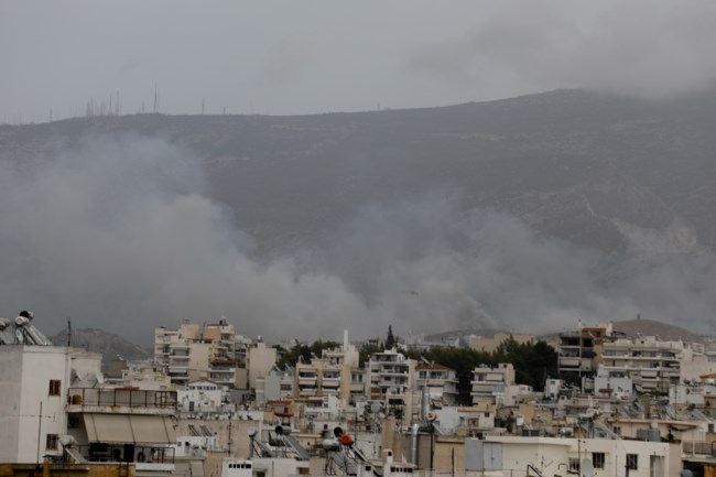 Υπό μερικό έλεγχο η φωτιά στον Βύρωνα - Παραμένουν ισχυρές δυνάμεις της Πυροσβεστικής [βίντεο]