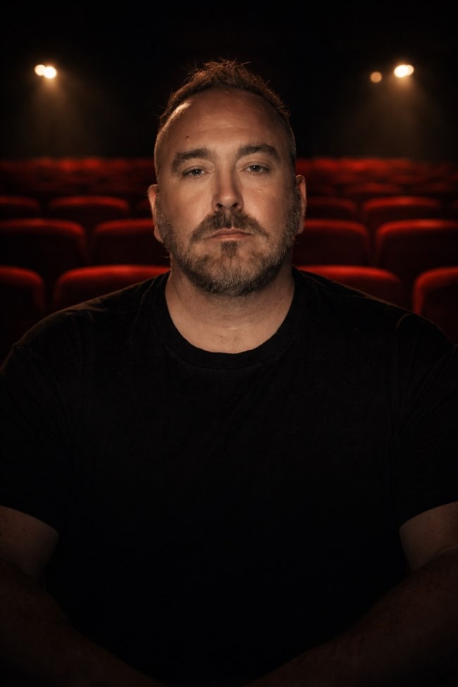 Αλλαγή σελίδας για τον τραγουδιστή Γιώργο Αλκαίο: Το συγγραφικό και σκηνοθετικό του ντεμπούτο