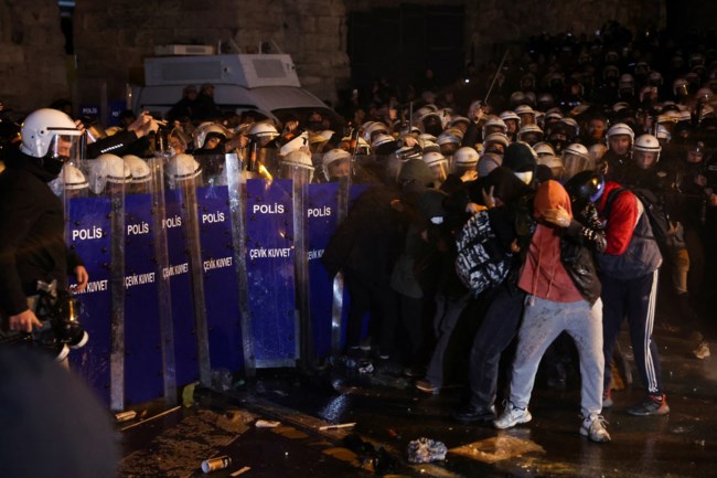 Οργή στην Τουρκία για Ερντογάν: Άγρια επεισόδια για τρίτη μέρα με χιλιάδες διαδηλωτές - Αρνείται τις κατηγορίες ο Ιμάμογλου [εικόνες - βίντεο]