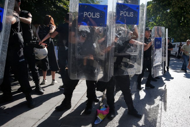 "Μεσαίωνας" στην Τουρκία: Χημικά και συλλήψεις από την αστυνομία για να διαλύσει το Gay Pride [Εικόνες - Βίντεο]