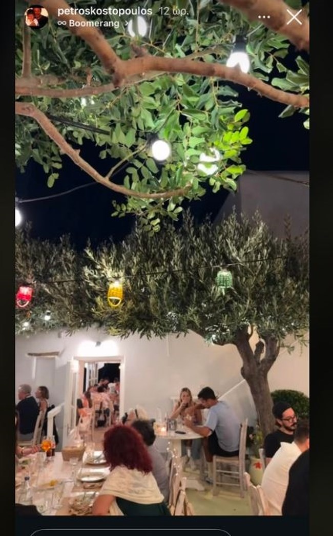 Πέτρος Κωστόπουλος: Για φαγητό σε κυκλαδίτικη αυλή