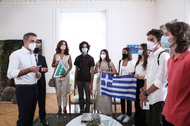 Συνάντηση Μητσοτάκη με βραβευμένους νέους startupers: "Μας κάνατε περήφανους ως χώρα"