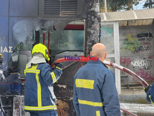 Θεσσαλονίκη: Καρέ - καρέ η φωτιά που ξέσπασε σε λεωφορείο - Εκτελεί δρομολόγια του ΟΑΣΘ [βίντεο]