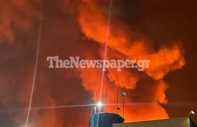 Βόλος: Σκληρή μάχη των πυροσβεστών με τις φλόγες σε εργοστάσιο ανακύκλωσης στην ΒΙΠΕ - Ακούγονται εκρήξεις [βίντεο]