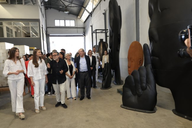 Κομψές πριγκίπισσες στα λευκά: Σαν δίδυμες η Λεονόρ και η Σοφία - Η κούκλα διάδοχος και η πανύψηλη αδελφή της