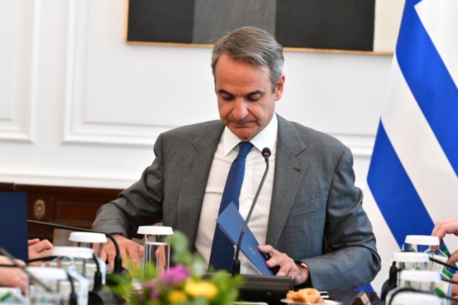 Μητσοτάκης σε διπλό μέτωπο: Το πακέτο των 2 δισ. στη ΔΕΘ και η "γαλάζια" απειλή Σαμαρά