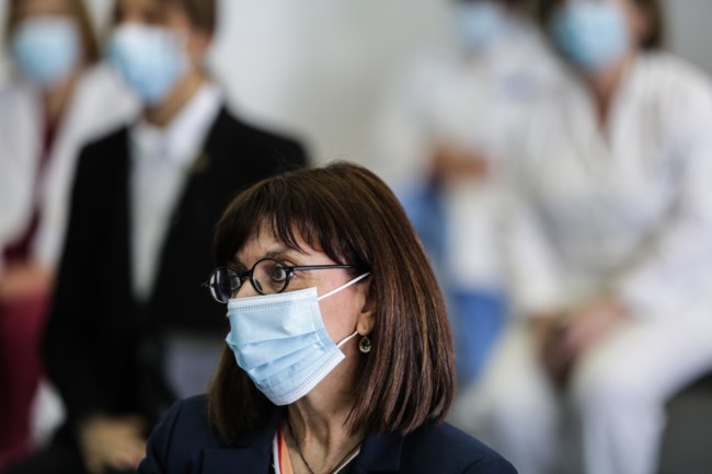 Η Πρόεδρος της Δημοκρατίας με μάσκα στον Ευαγγελισμό- Για να τιμήσει τους γιατρούς