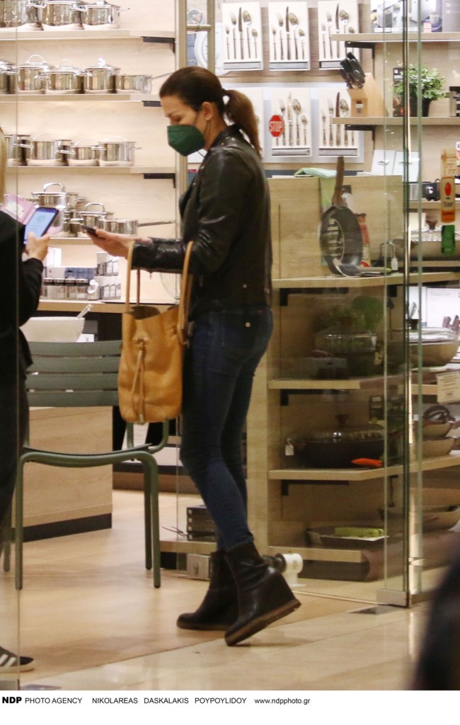 Τζίνα Αλιμόνου: Στιλάτη με skinny jeans και oversized τσάντα στα Βόρεια Προάστια