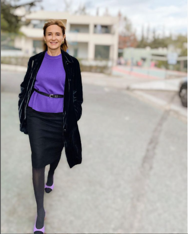 Μάρα Ζαχαρέα: Το απίθανο look σε τόνους του λιλά και τις πιο στιλάτες δίχρωμες μπαλαρίνες
