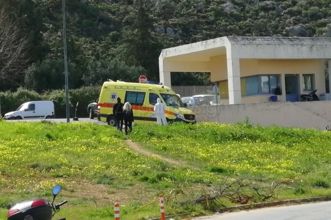 Καρέ καρέ πώς φθάνει ύποπτο κρούσμα κοροναϊού στο Νοσοκομείο Χανίων [φωτό]