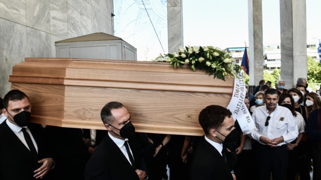 Τελευταίο αντίο στον Σταύρο Ψυχάρη - Η κηδεία του στο Α' Νεκροταφείο [εικόνες]