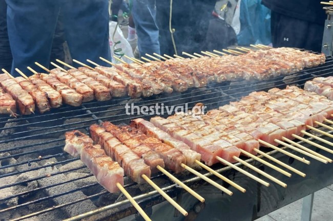 Θεσσαλονίκη: Τσικνοπέμπτη με σουβλάκια, χορό και μουσική στην καρδιά της πόλης [βίντεο]