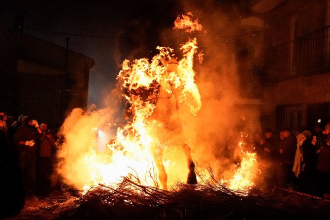 Οι αντικρουόμενες παραδόσεις της Ισπανίας: Τα άλογα που μπαίνουν στις φωτιές και η ευλογία στα κατοικίδια